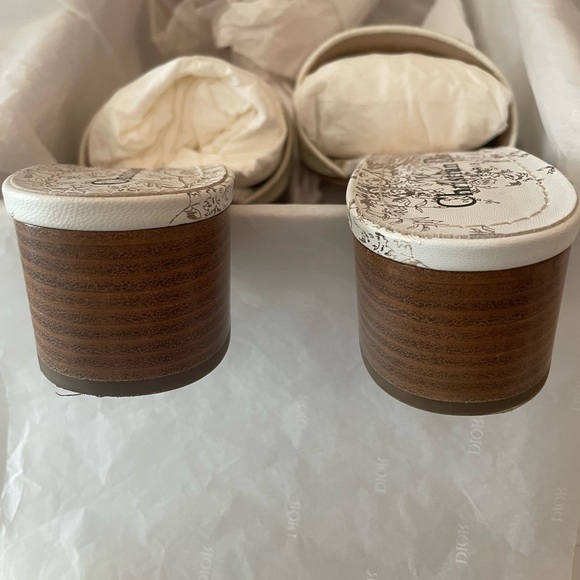 Dior Dway Heeled Slide Jardin d'Hiver Motif White-Gold
DIOR | KCQ244JHL-S67W - Picture 7 of 12